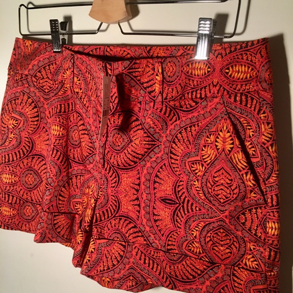 NEW YORK & COMPANY festive shorts. Brand new 💥